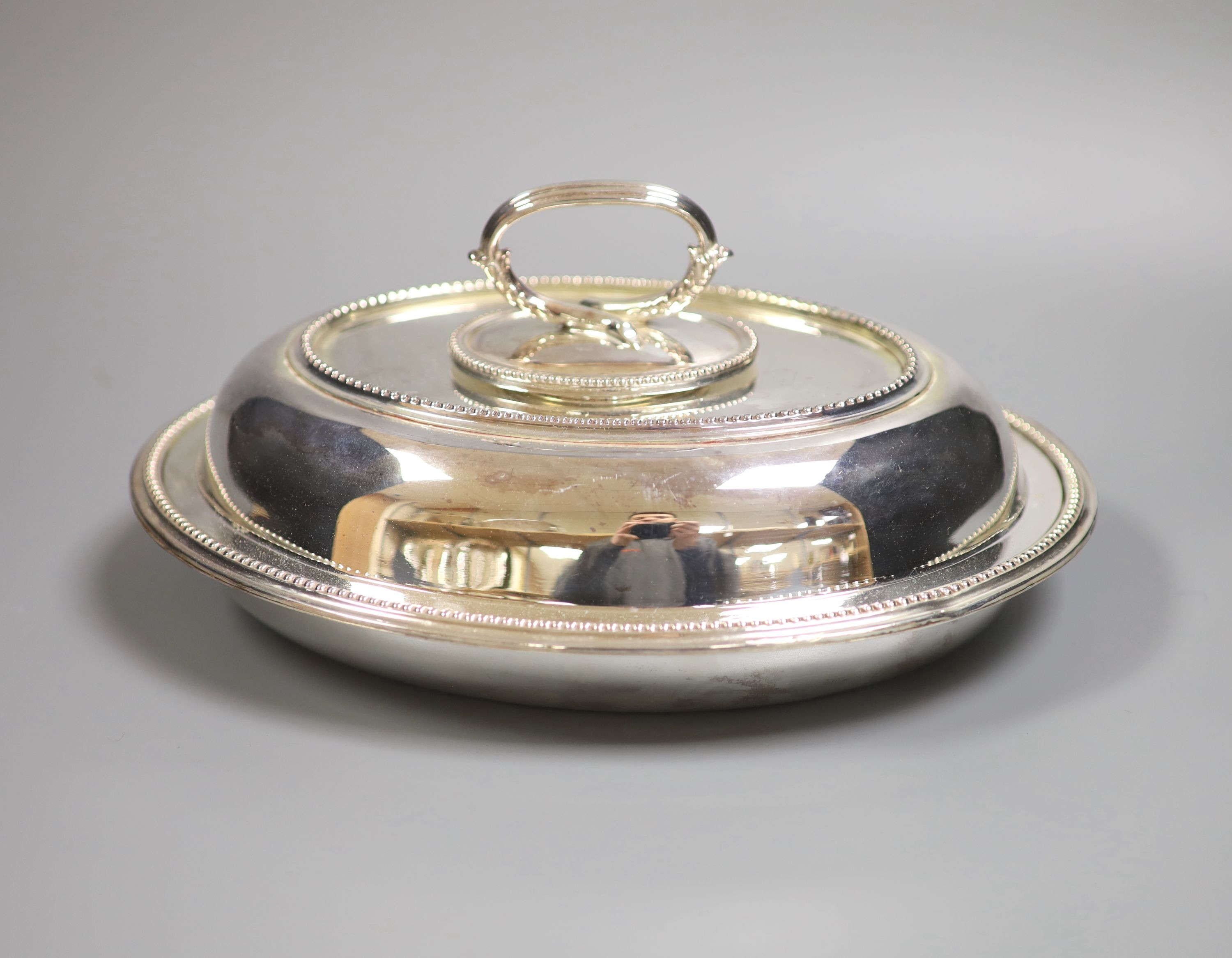 An Edwardian repousse silver scissors case, Birmingham, 1905, 16.4cm and a plated entree dish and cover.